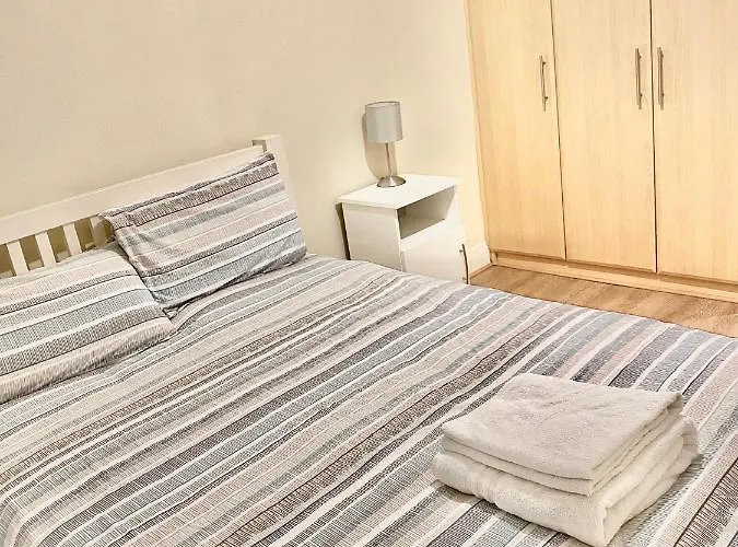 Lovely 2 Bedroom In Apartment *