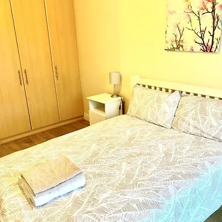 Lovely 2 Bedroom In Apartamento